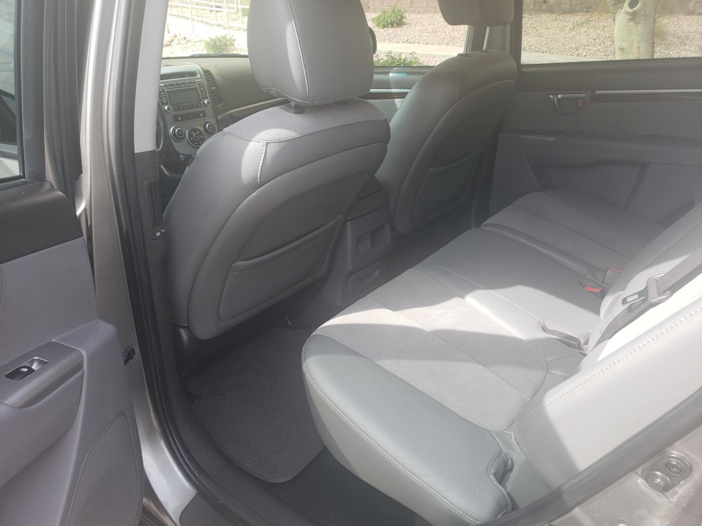2011 gray /gray Hyundai Santa Fe SE (5XYZH4AG2BG) with an 3.5L V6 DOHC 24V engine, 6-Speed Automatic transmission, located at 323 E Dunlap Ave., Phoenix, AZ, 85020, (602) 331-9000, 33.567677, -112.069000 - 2011 Hyundai Santa Fe SE,......A Must See!! No accidents, Ice cold AC. The car is gorgeous inside and out. Power windows, Power door locks, Stereo/cd/mp3 Player, Phone sync, Bluetooth, Satellite compatible, Beautiful gray interior with gray leather seats in near perfect condition, Incredible gas mil - Photo#11